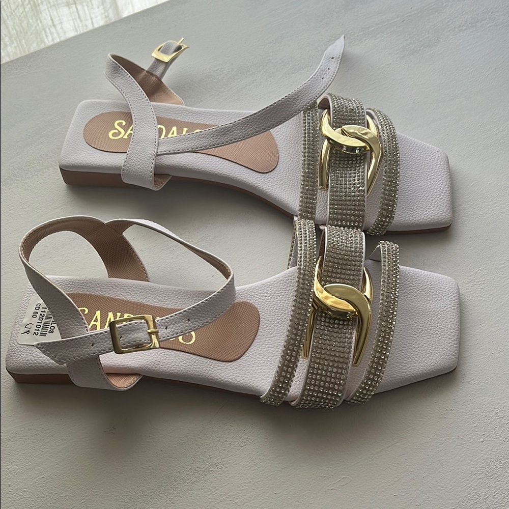 Casual Elegant White Sandals w/ Chain Detail